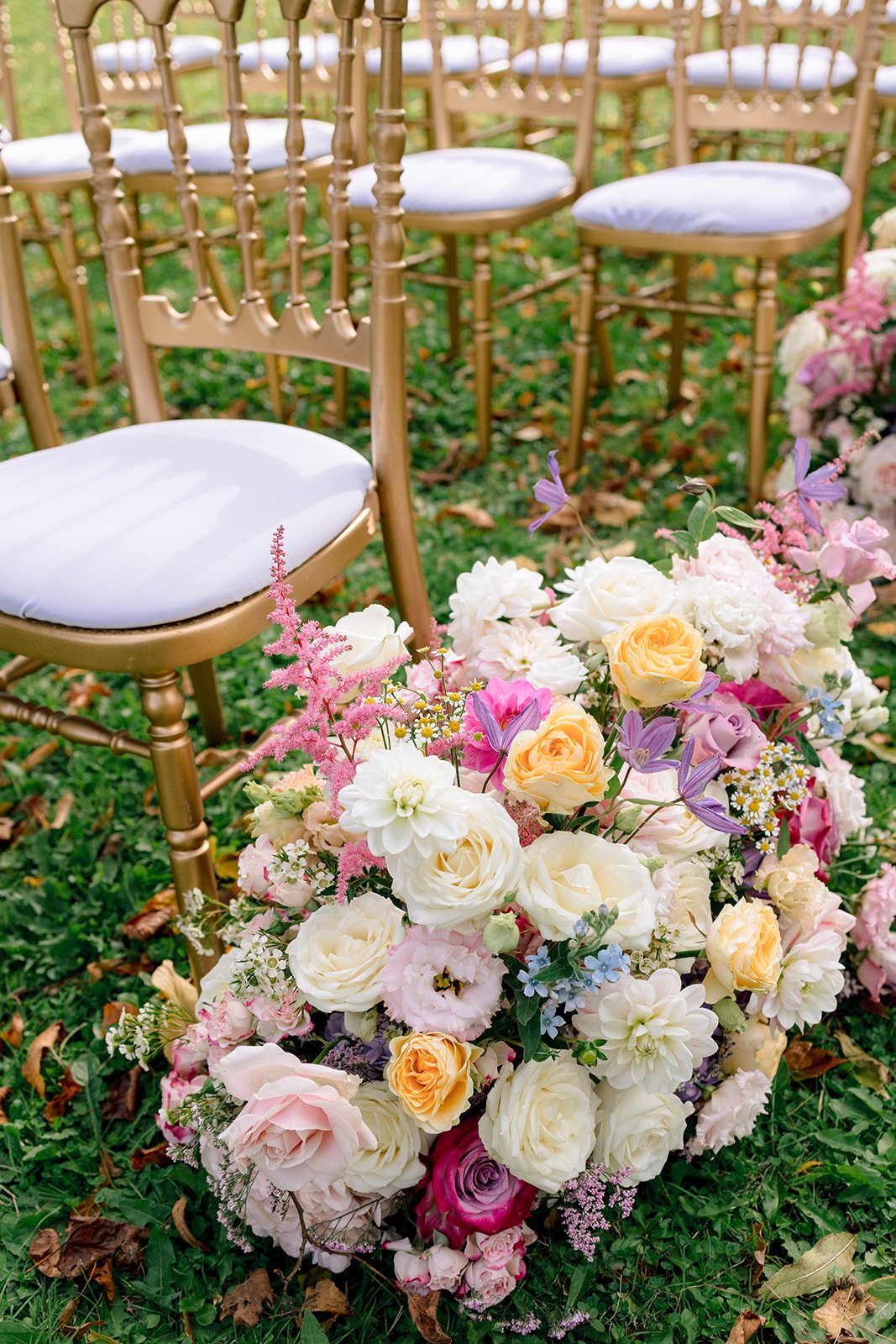 Portrait de mariée avec composition florale dans un cadre de château