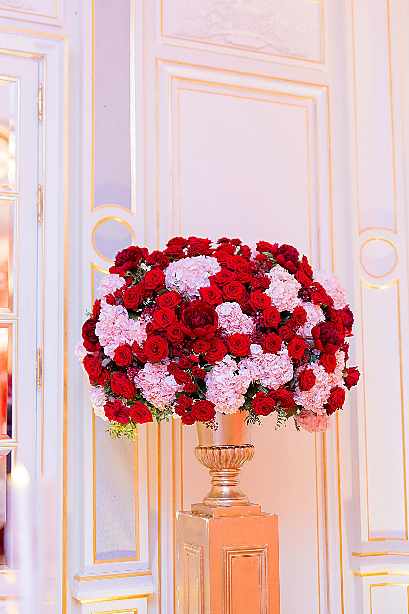 Décor floral raffiné pour cérémonie de mariage en château