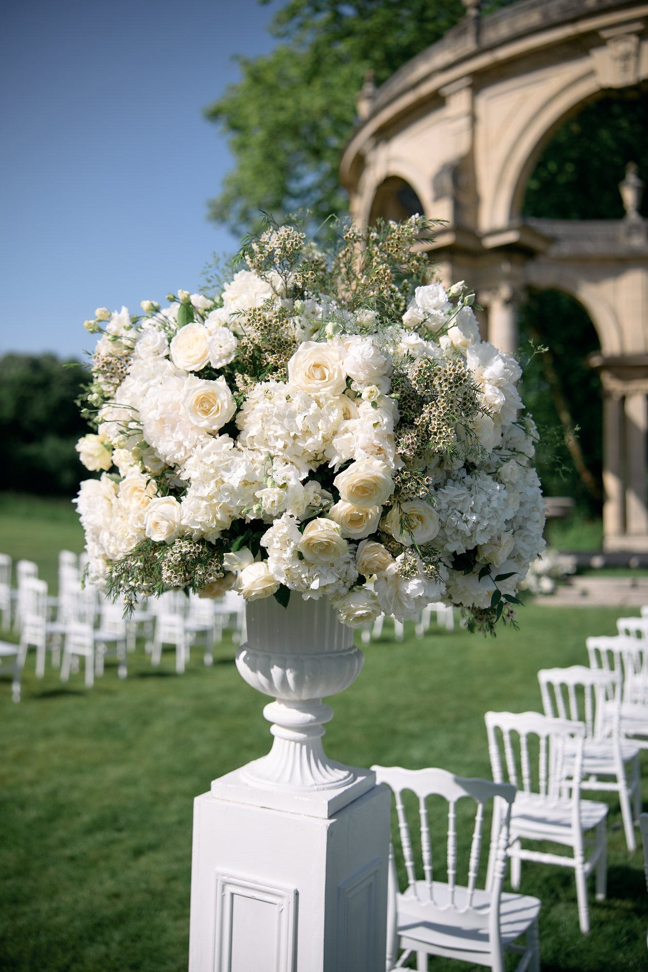 Détail floral raffiné pour mariage dans un lieu d'exception