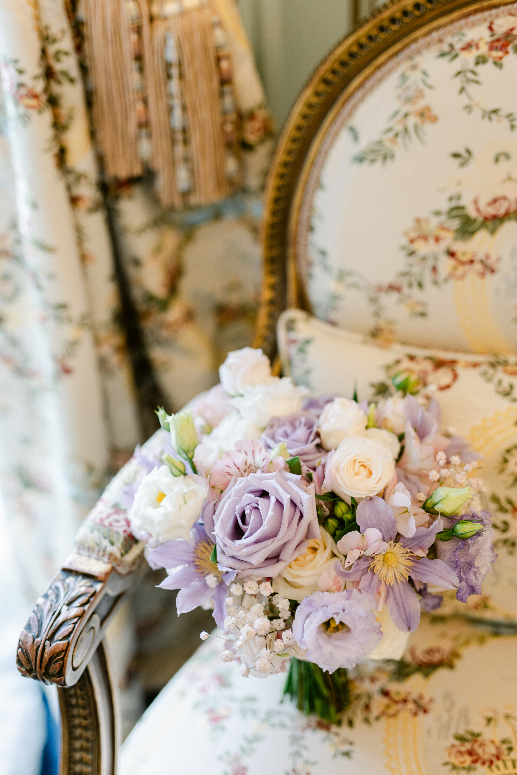 Bouquet de mariée rond classique posé sur un fauteuil doré - ce que vous apprendrez dans le module Sweet Heart Table Hibiscus Blooms