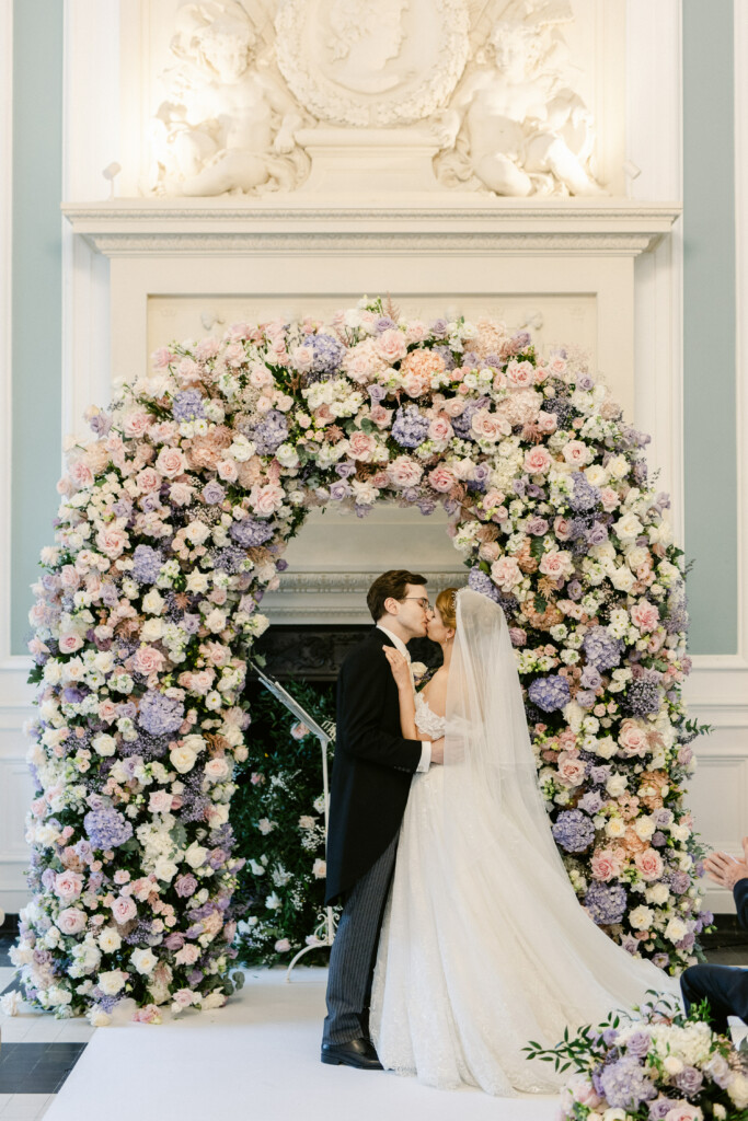 Grande arche florale pastel (roses, hortensias) pour une cérémonie de mariage – réalisation Hibiscus Events