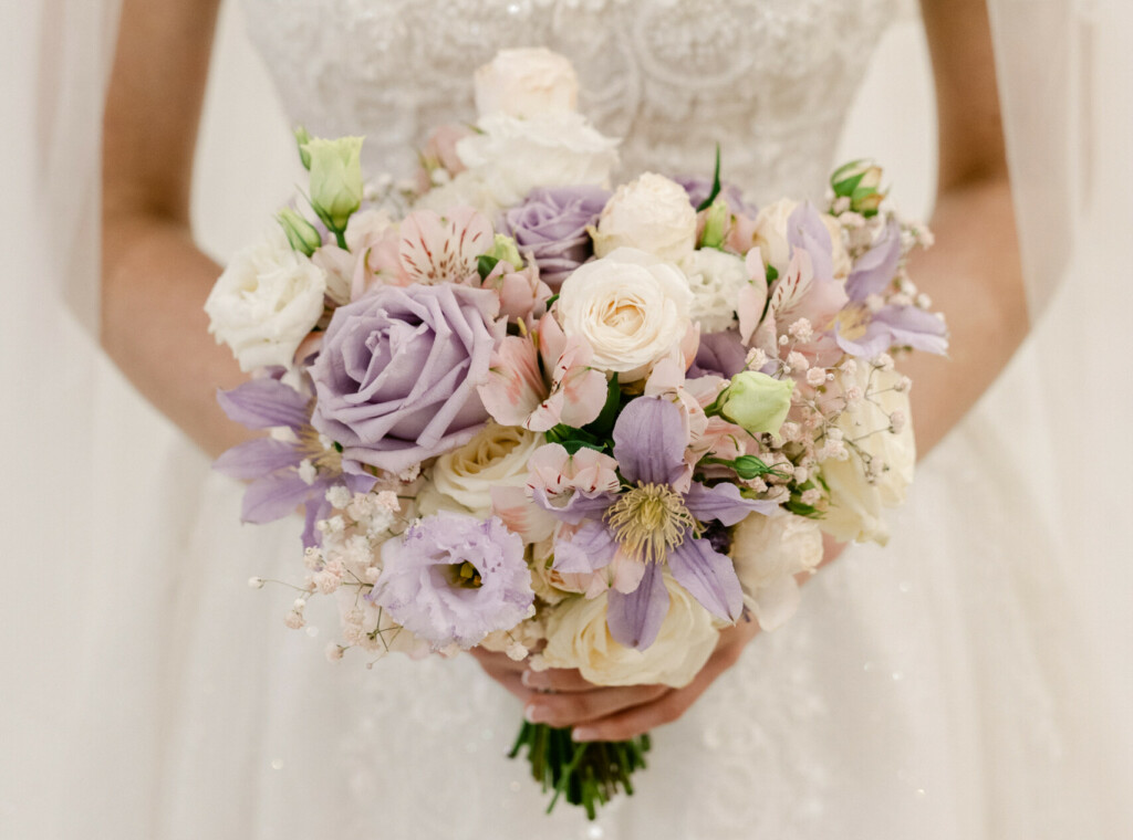 Bouquet de mariée rond classique en gros plan illustrant la section tarif et inscriptions du module Cortège - Hibiscus Blooms